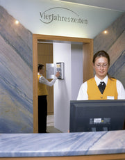 Wall-mounted key cabinet with cylinder lock